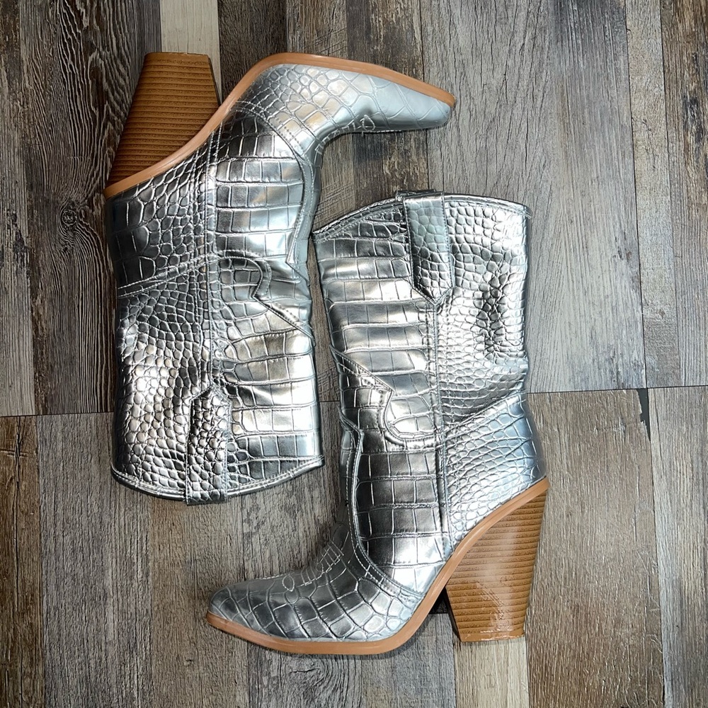Silver Cowgirl boots size 7 Us